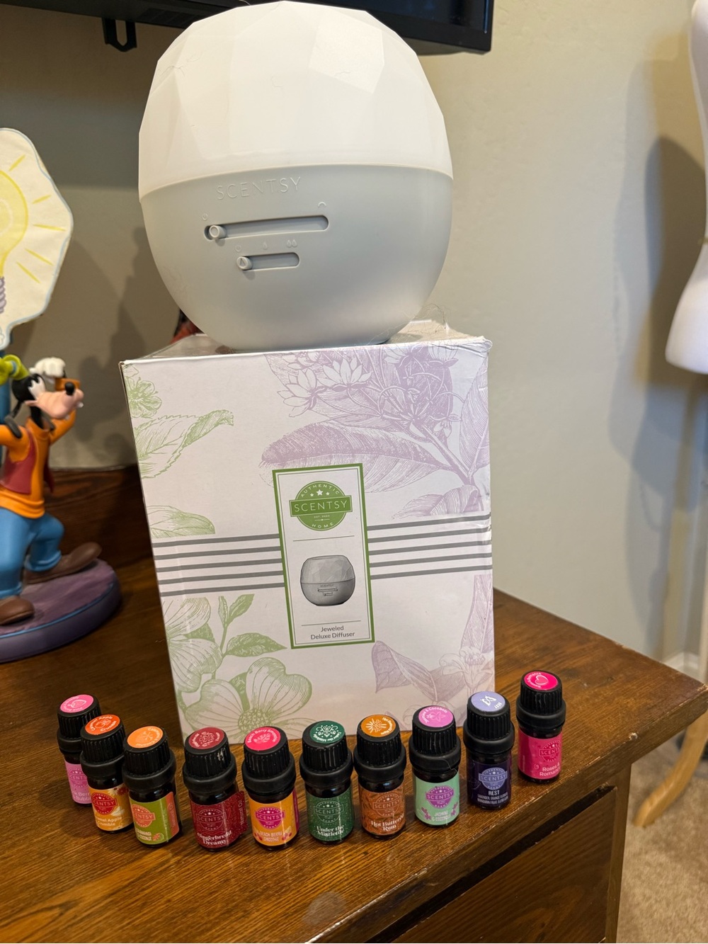 NIB Scentsy Diffuser with Assorted Essential Oils - White/Grey